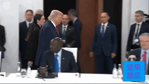 巴黎举行的七国峰会上，特朗普珊珊入场，走到场里开玩笑宣布自己担任七国集团峰会“主
