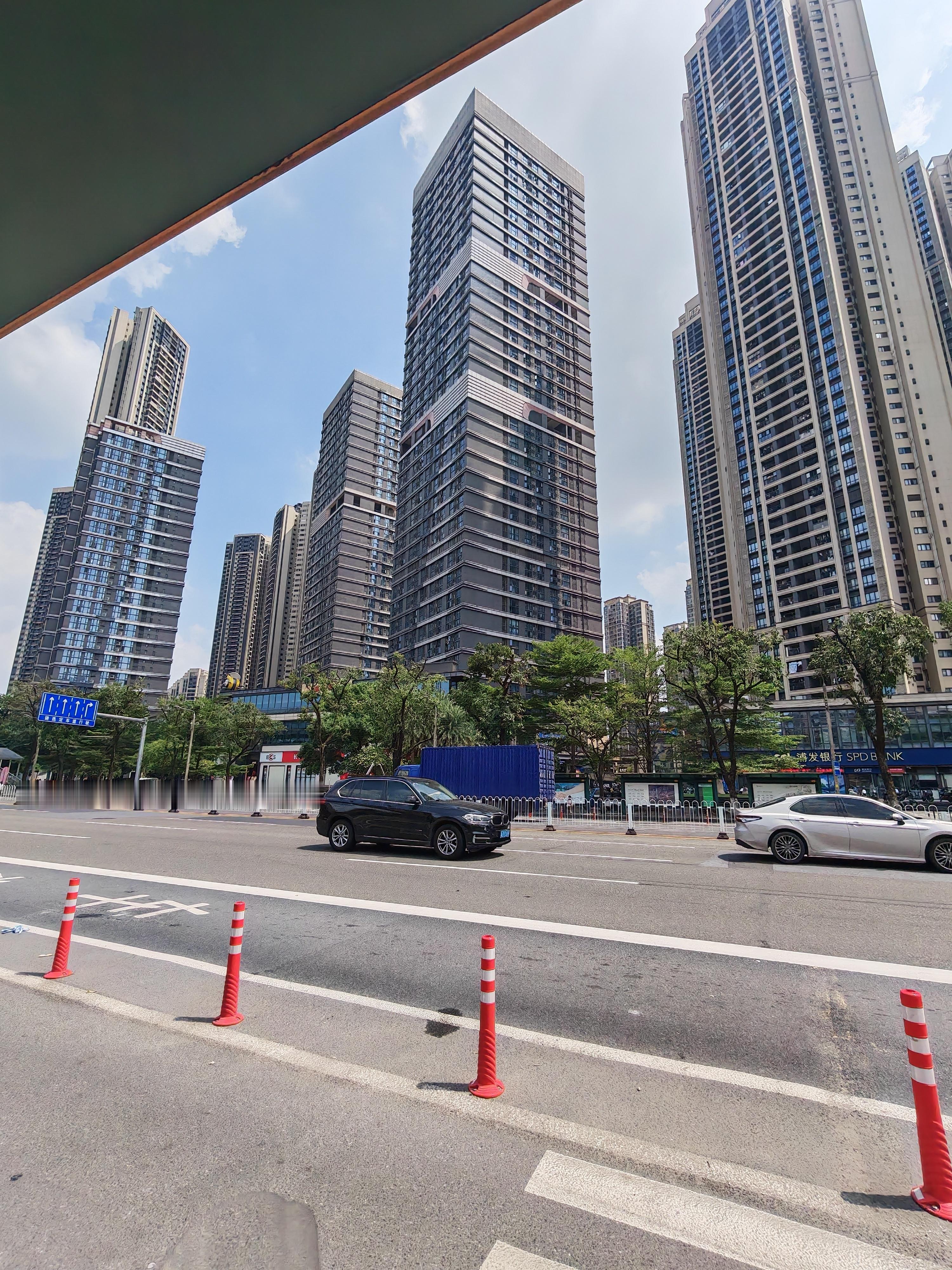 乘女儿今天上白班，中午不回来吃饭。我先去各处看看公寓楼。以前总觉得公寓看着漂亮，就一定适合居住。今天