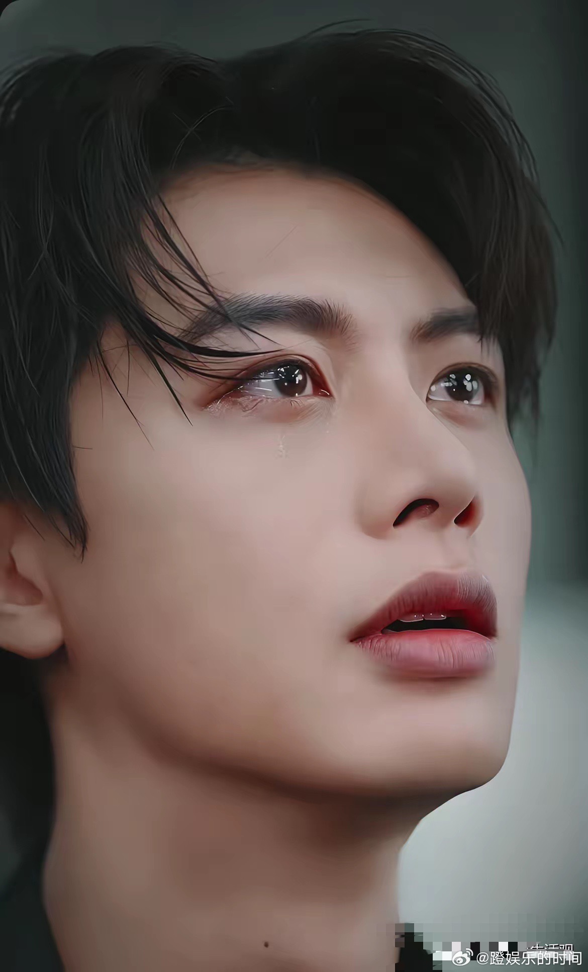 何建麒哭了因为本来玉茗茶骨中是他的角色出现了，就是曹俊旁边的随从他自己也后悔错失