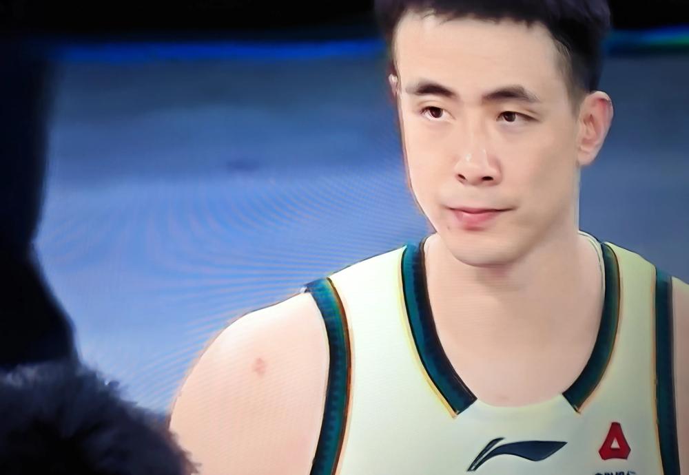 输34分后，辽篮更衣室乌戈当着所有人的面，直接把话挑明了，说得极重，这场球看得人