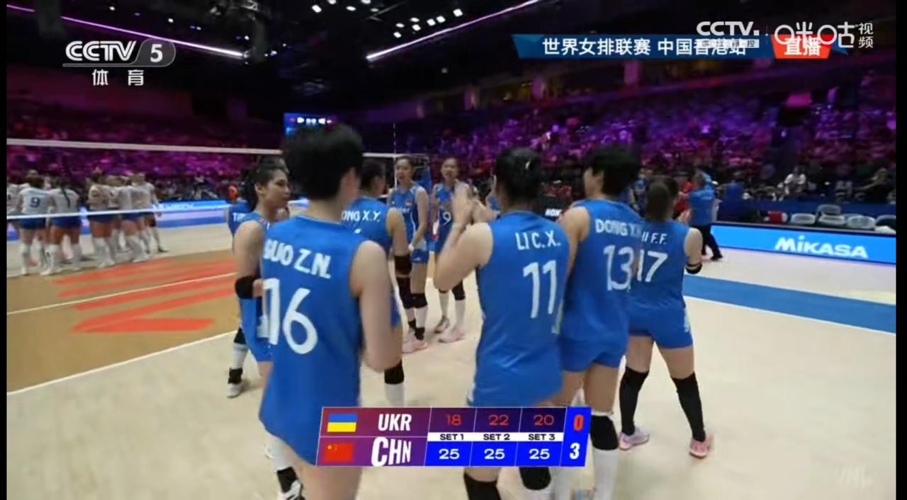 女排世联赛香港站，中国女排3-0乌克兰，中国女排的2，4号位，下球仍然困难