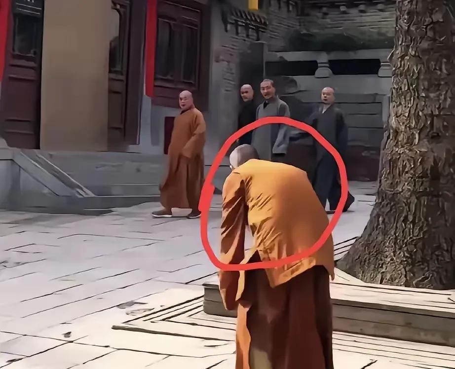 释永信被抓一点也不冤！少林寺有个老和尚对着释永信行跪拜大礼，释永信却看都没看他一