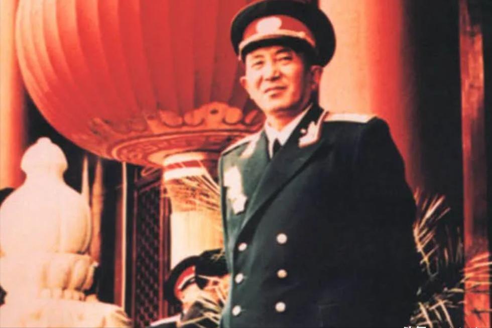 1966年3月18日，60岁的罗瑞卿将军从3楼纵身跳下，当场血流不止。消