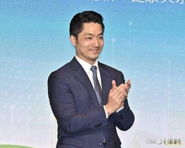 现在的台湾出现了怪现象，主张台独的民进党党员吕秀莲、沈富雄、吴子嘉等人开始大谈特