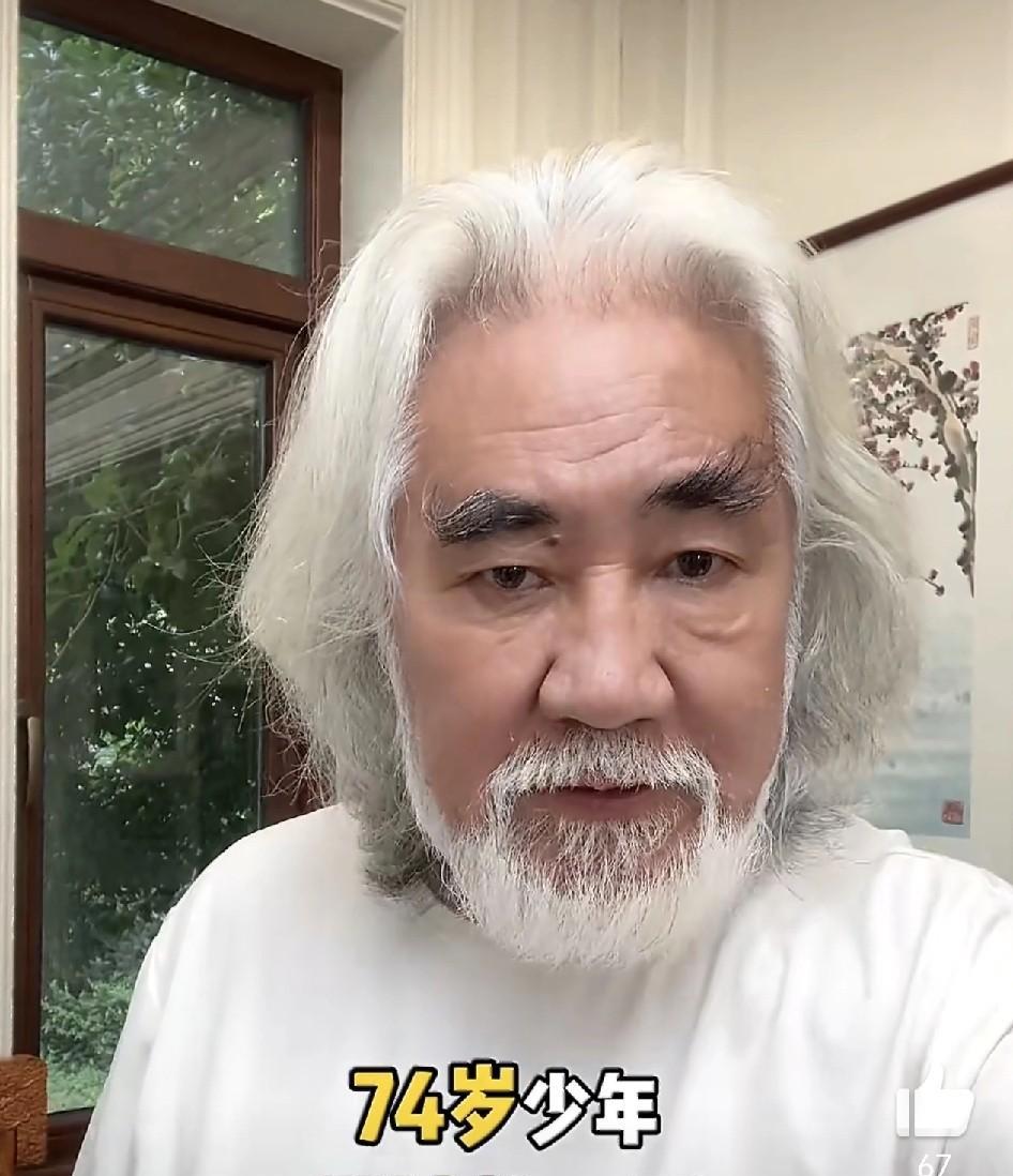 74岁张纪中晒出自己带娃的视频，早上六点就给孩子做早餐，然后送大的上学，送完回来