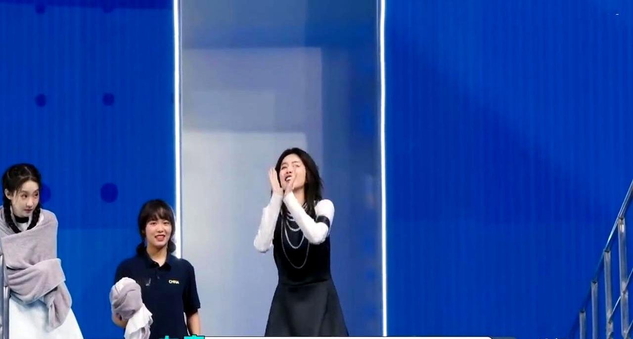 恐高到趴在5米跳台抖着喊救命，白鹿跳下去前喊的四个字太狠了。上周宇宙闪烁请