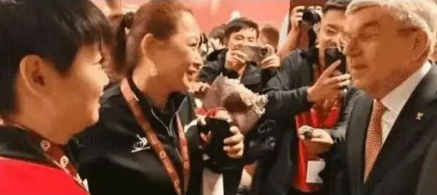 孙颖莎世乒赛金牌还没捂热，又意外收到神秘大奖！莎莎球技、情商简直是双无敌了！