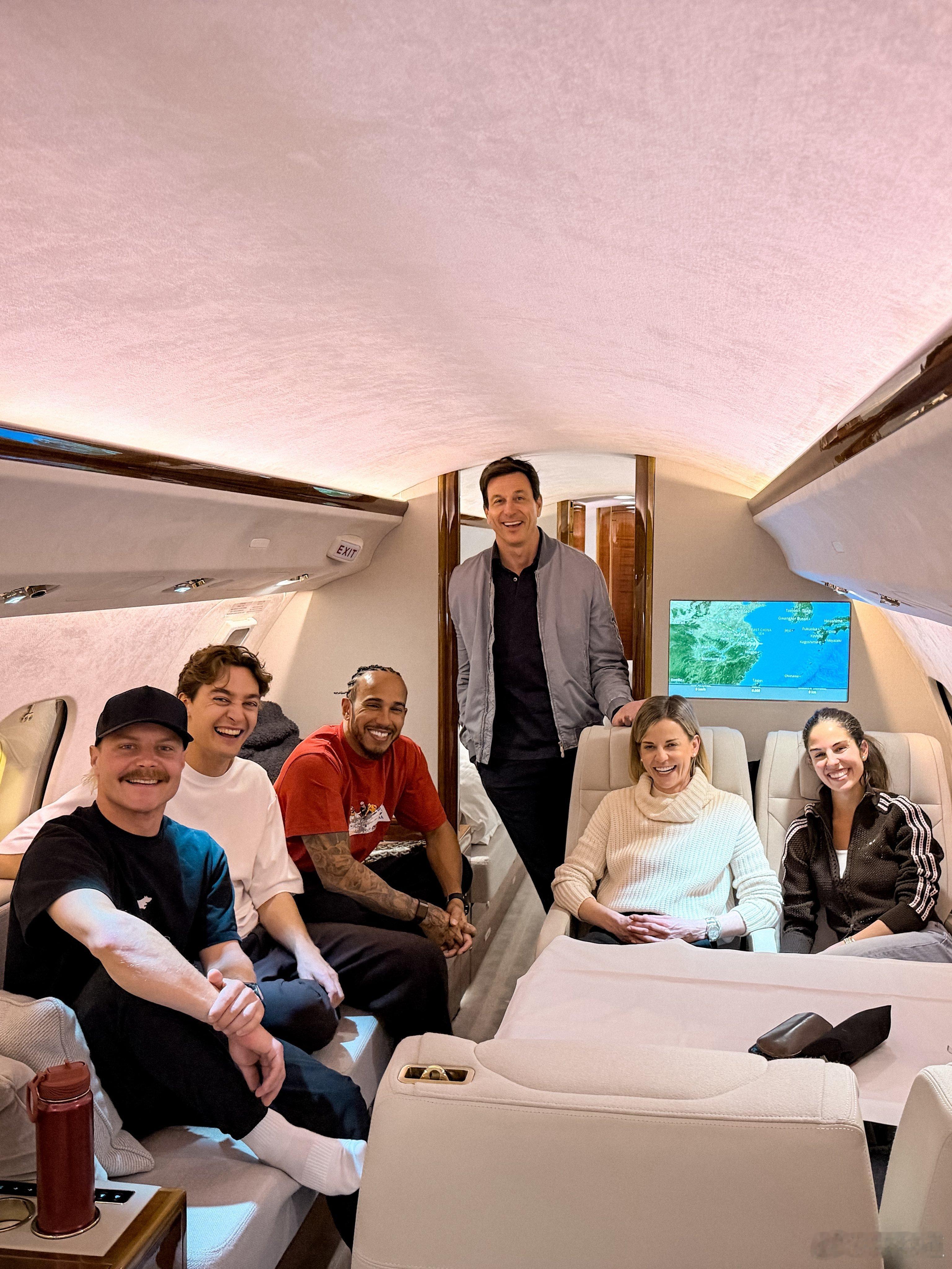 F1汉密尔顿博塔斯发推，感谢托托-沃尔夫“捎”他一程，同机的还有老汉和拉塞尔。