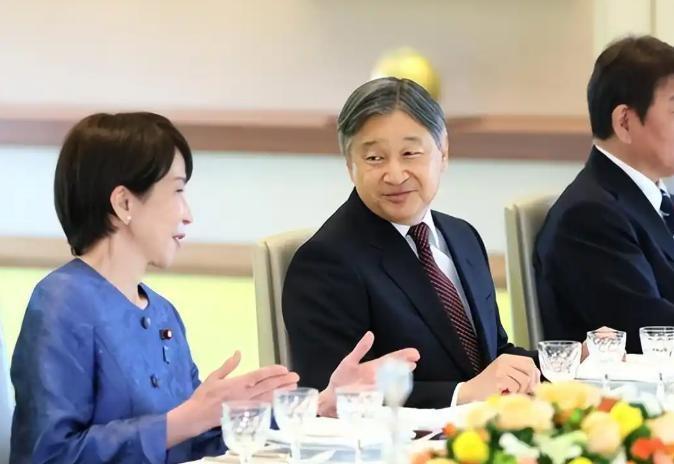日本天皇德仁最近突然让首相高市早苗带大臣们吃午饭，这种紧急碰头很少见。天皇说现在