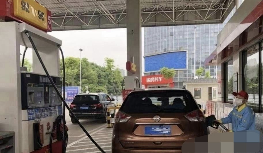 网友：有没有发现呀？这简直就是残酷的现实！油车30万：开了10年，油费花