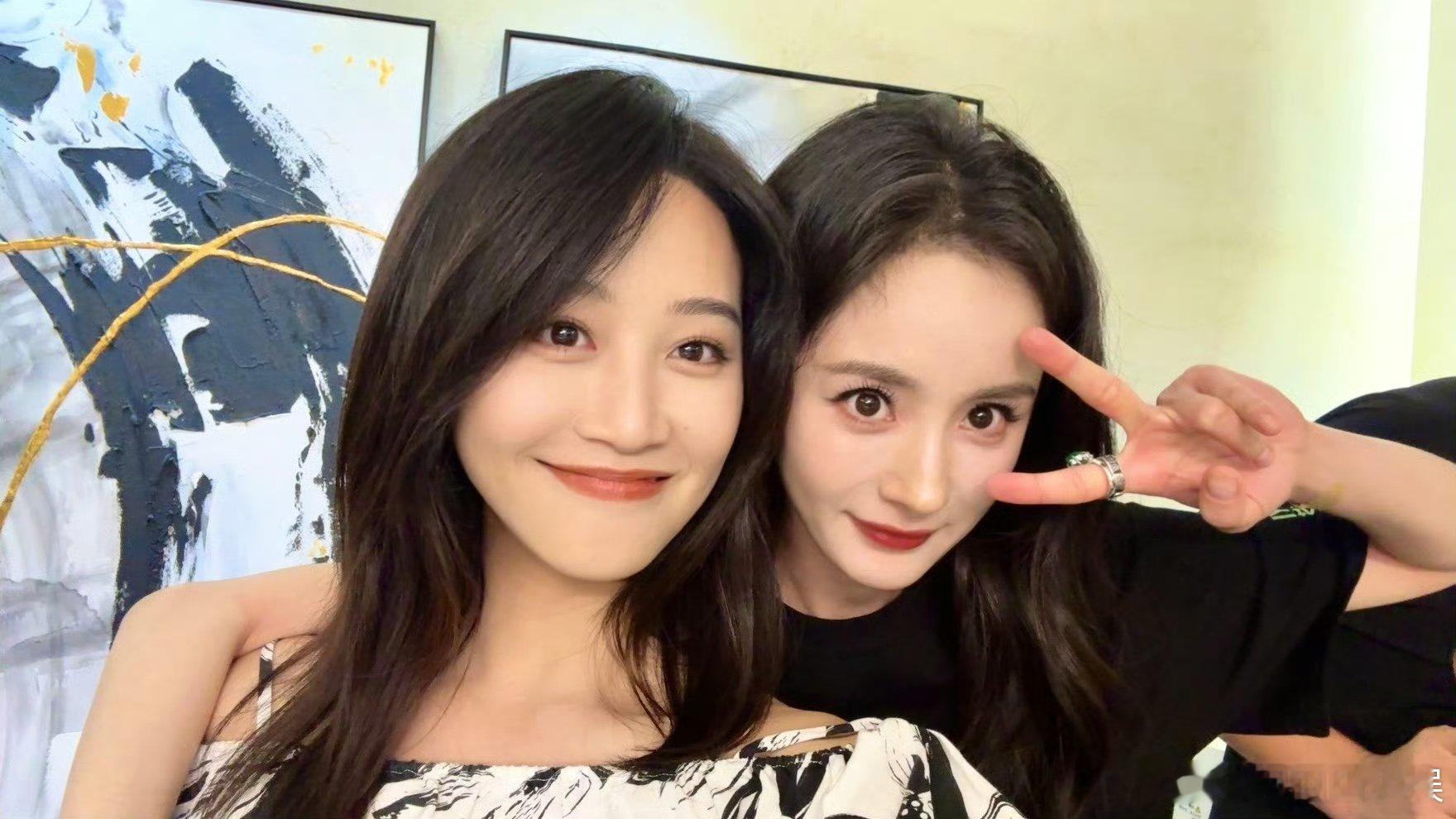 蓝盈莹杨幂庆功宴合照杨幂蓝盈莹庆功宴合照蓝盈莹的发型很加分，杨幂的妆容也很精致