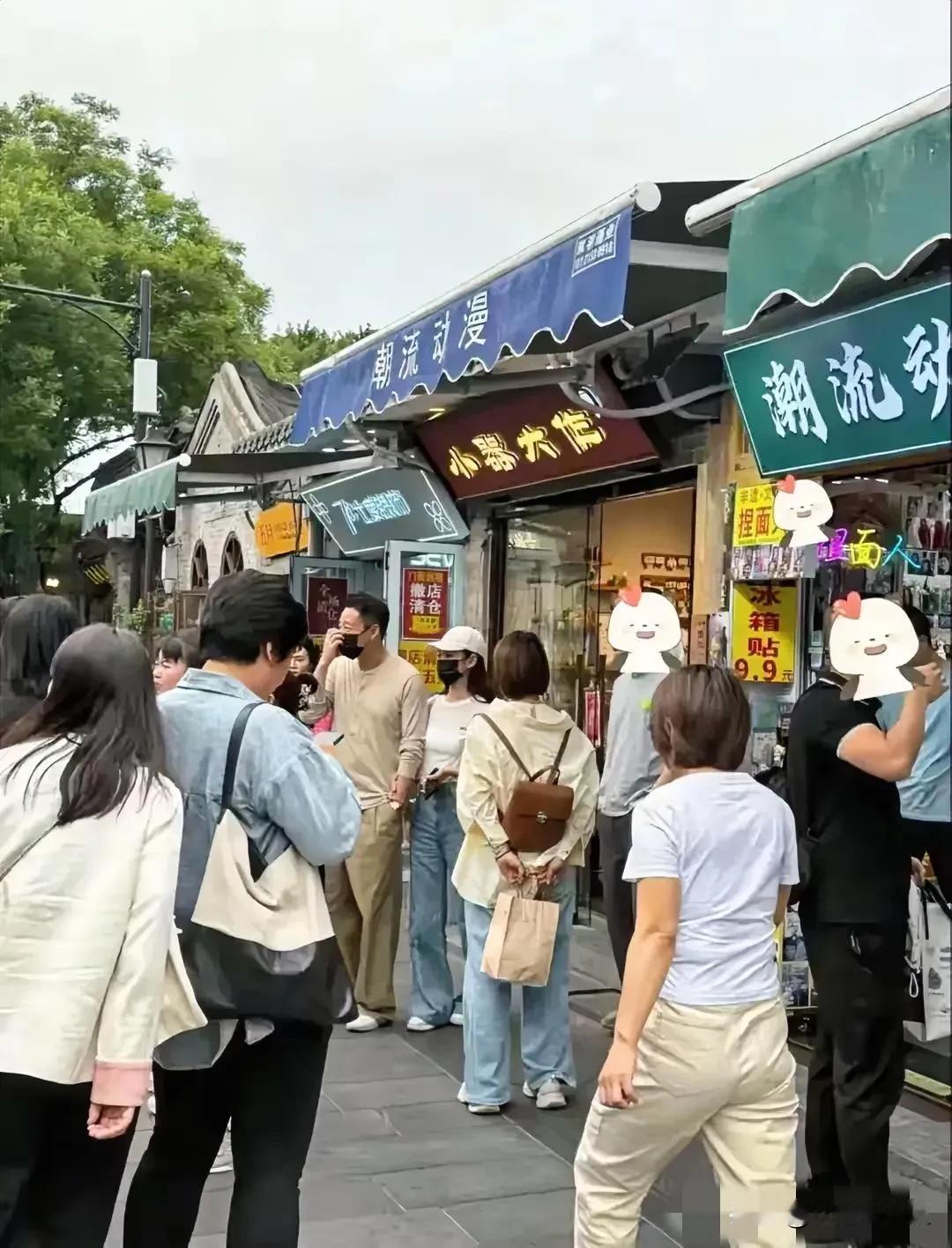 18日网友偶遇，刚完婚的汪小菲与太太马晓梅牵手现身南锣鼓巷，甜蜜氛围十足。途中偶
