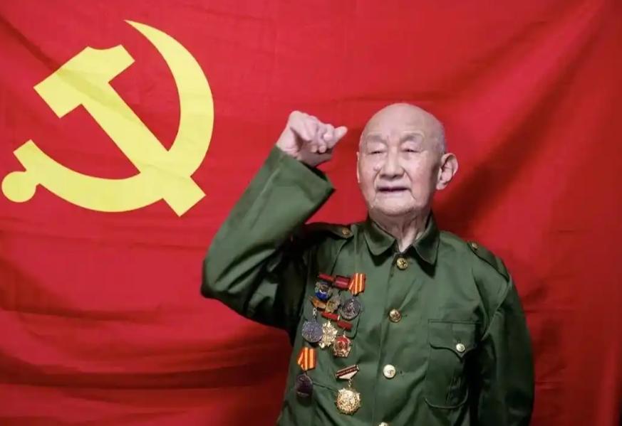抗日战争中，他徒手掰断日军刺刀,双手致残,终生无法伸直，从抗战到解放,他历经大小