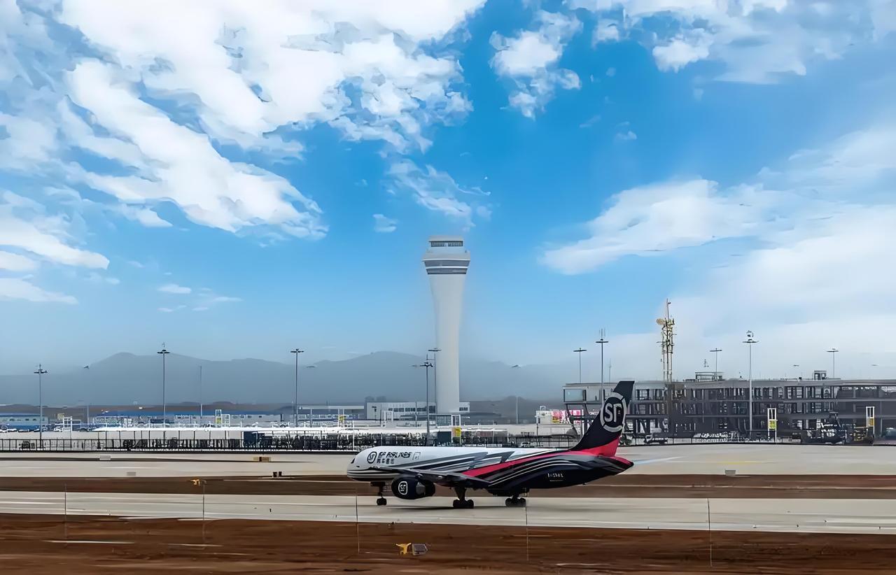 10月25日晚,郑州新郑国际机场牛大发了!随着中原龙浩航空GI4040航班降落,