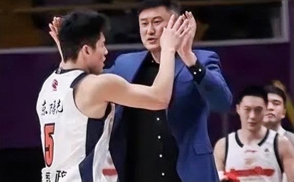 该说不说，杜锋使用球员方面真是独一档！昨晚广东宏远客场挑战北京控股，由于广东