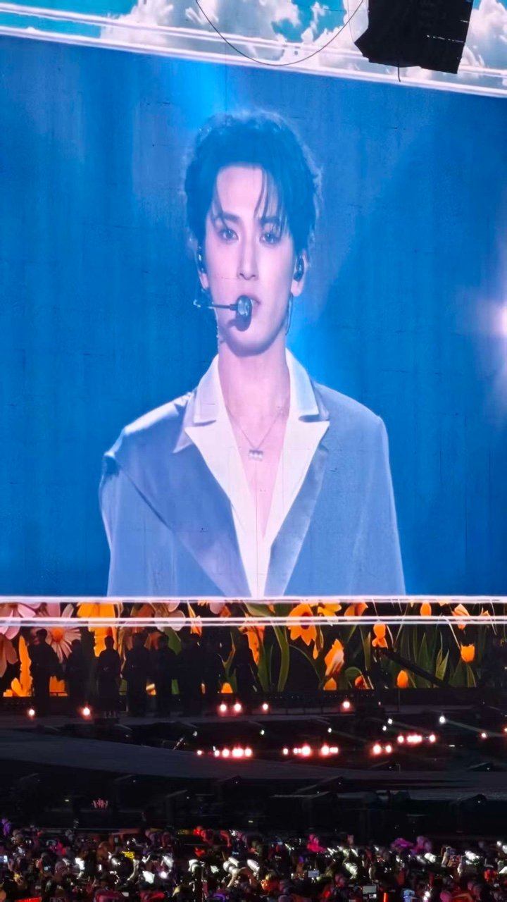 严浩翔六周年演唱会大屏，救命啊严师！！