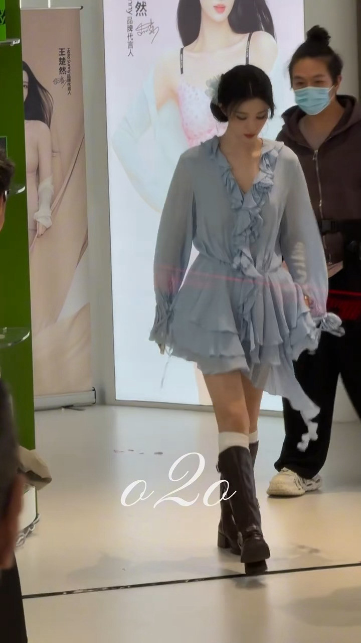 王楚然好适合蓝色啊这套完全女团爱豆来的