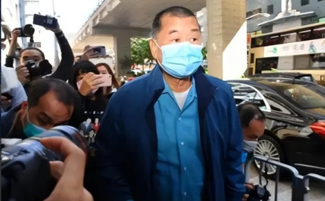 8月18日，法新社报道:“黎智英案周一展开结案陈词，此前因身体不适，庭审延至当日