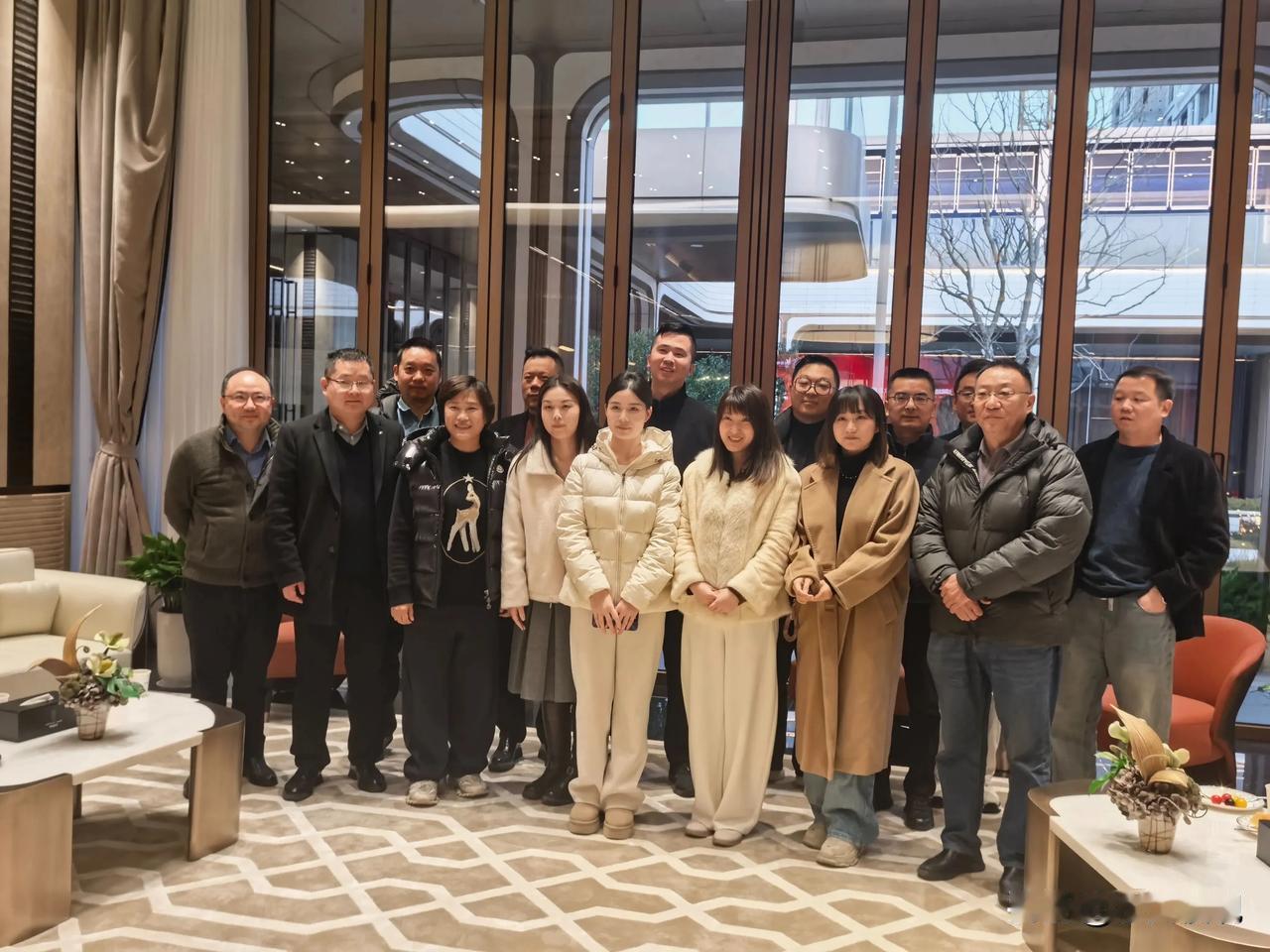 大佬聚会自媒体大佬们又被开发商拉去开会交流了，这就像搞个项目要