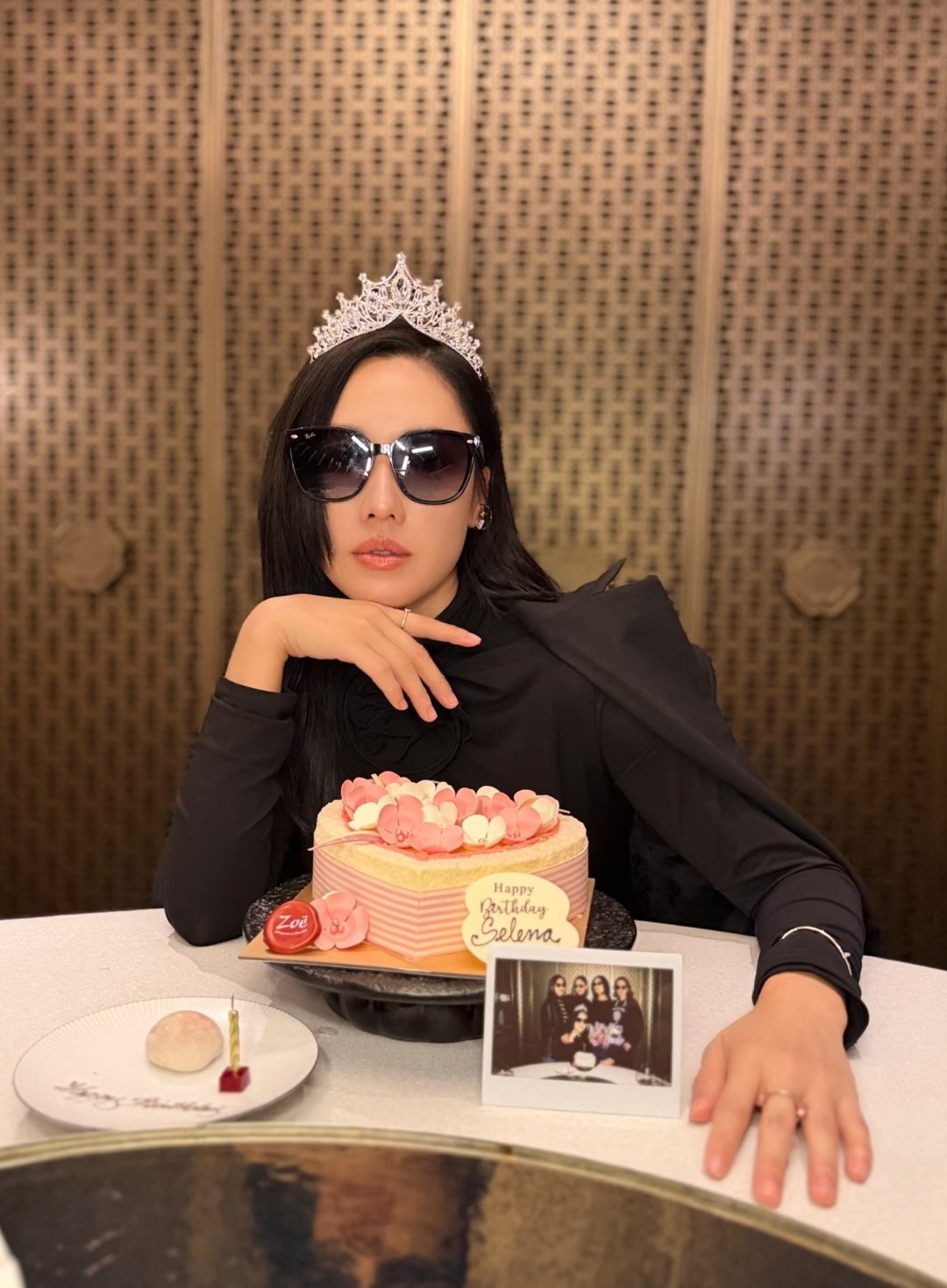 李施嬅分享生日日常～“生日庆祝第二站：香港和女王們一起，就是幸福。”