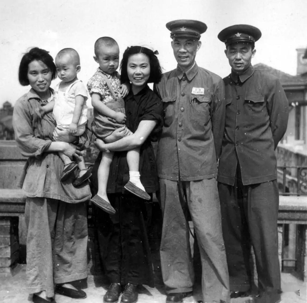 1950年，西南军区副司令员的周士第将军在汉口与家人的合影，左起为：周士第夫人张