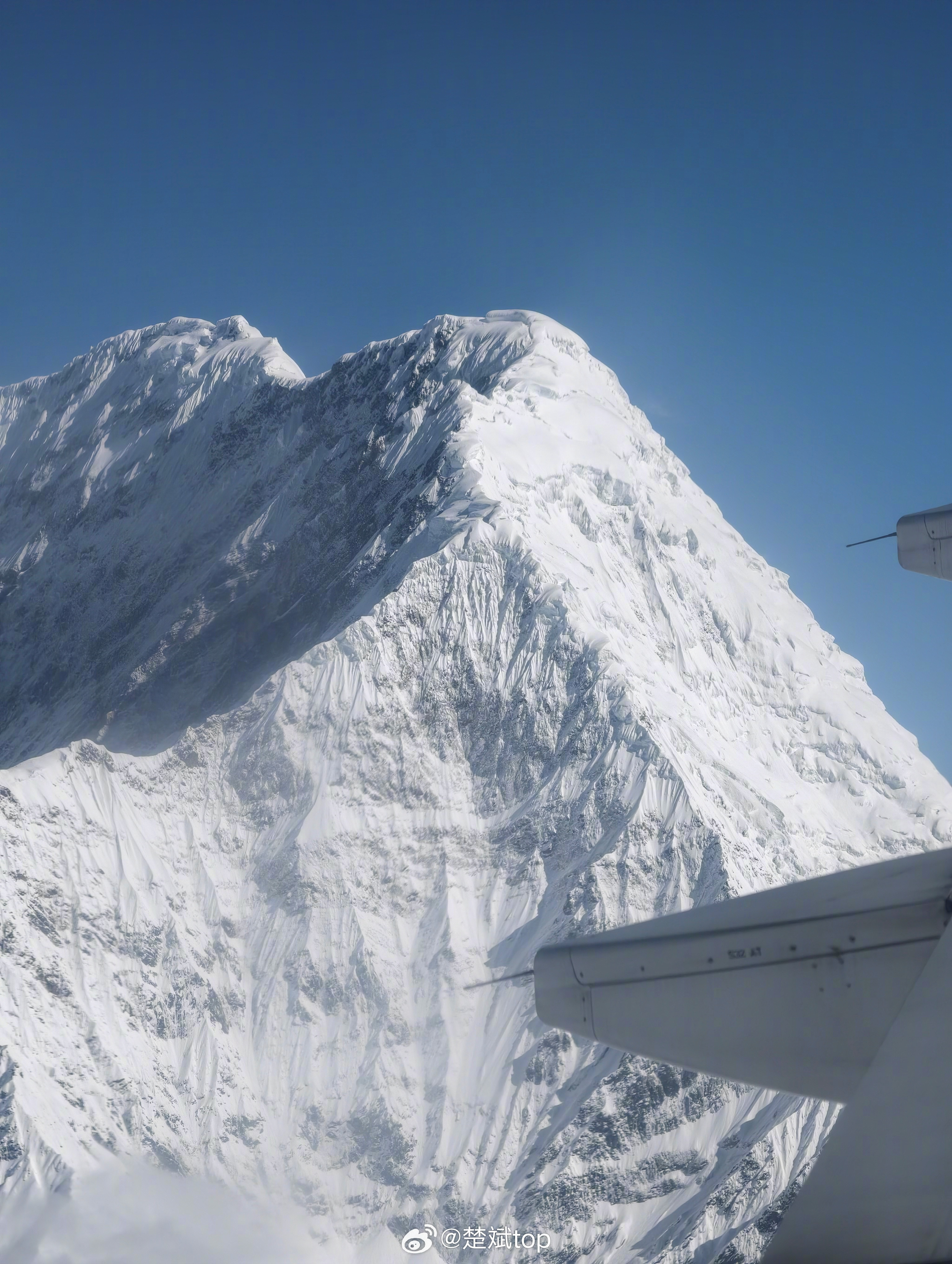 飞林芝的时候，飞机就在雪山之间穿过，这感觉太奇妙了，谁能帮我看看图一是哪座山