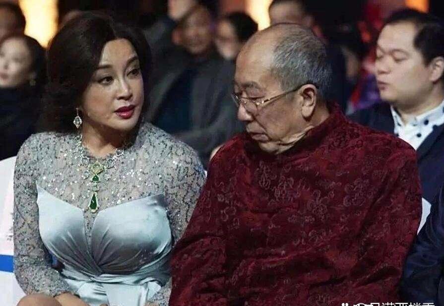 70岁穿亮片像披着银河上台，翡翠一挂，全场秒变她的T台。别人穿红衣显老，她穿银