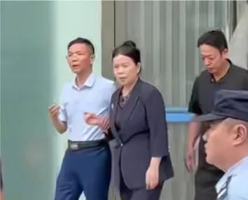 金果子一大早直播，说是许敏被熊磊当场怼的哑口无言！这和柴桑大姐昨晚说的完全不同