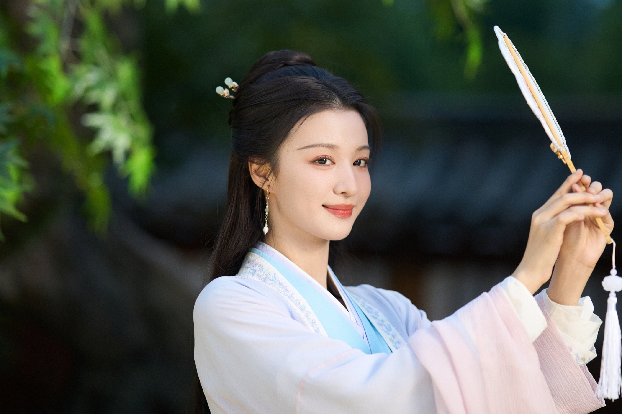王楚然古风素衣，绿影轻摇执扇而立，轻颦浅笑如沐秋风​​​