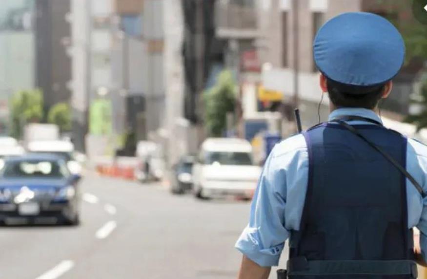一个37岁的同胞在京都闹市区被陌生男子持刀砍伤，伤口长达15厘米，当时旅行团20