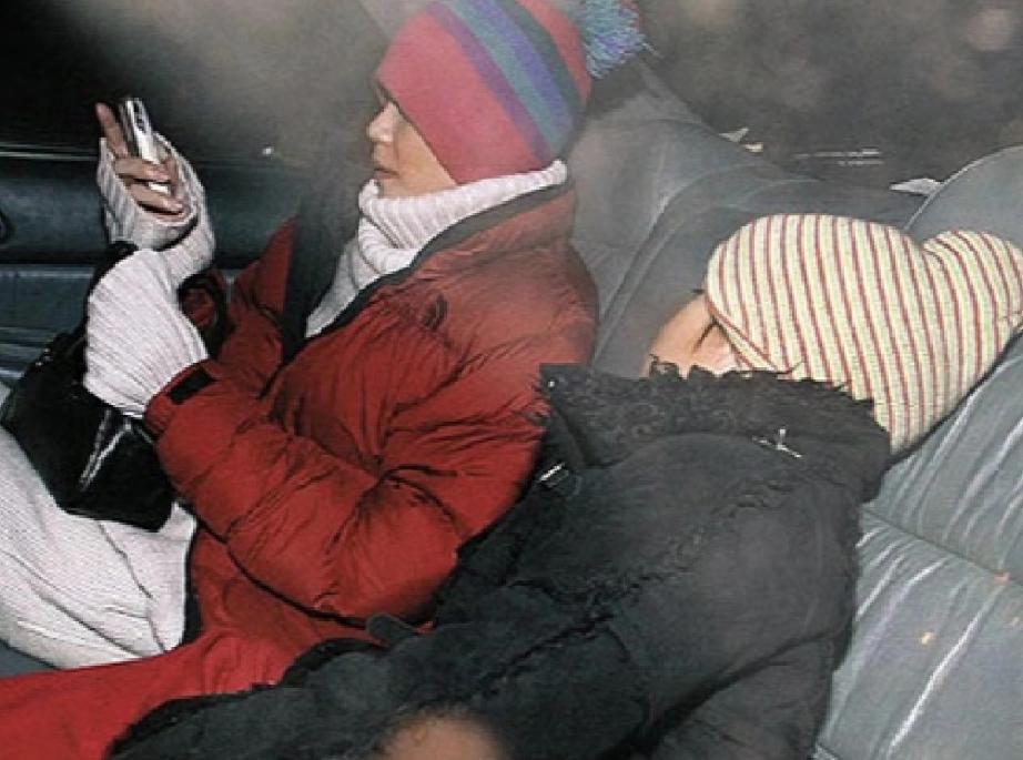 过年回家也是王菲的开心事，她和窦靖童穿新衣戴新帽，大步流星往家赶，母女俩的心情好