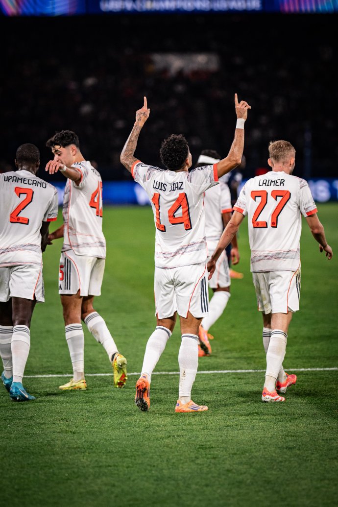 巴黎是本赛季给拜仁后场上强度最高的对手，他们的控球、灵活性和爆发力相当炸裂，拜仁