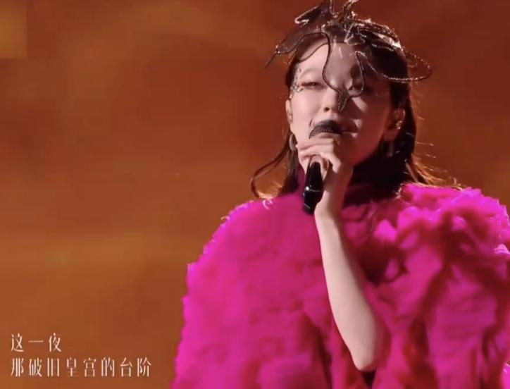 单依纯现在在歌手舞台上的表演，其实就是有一种不管观众死活的感觉了。从《李白》