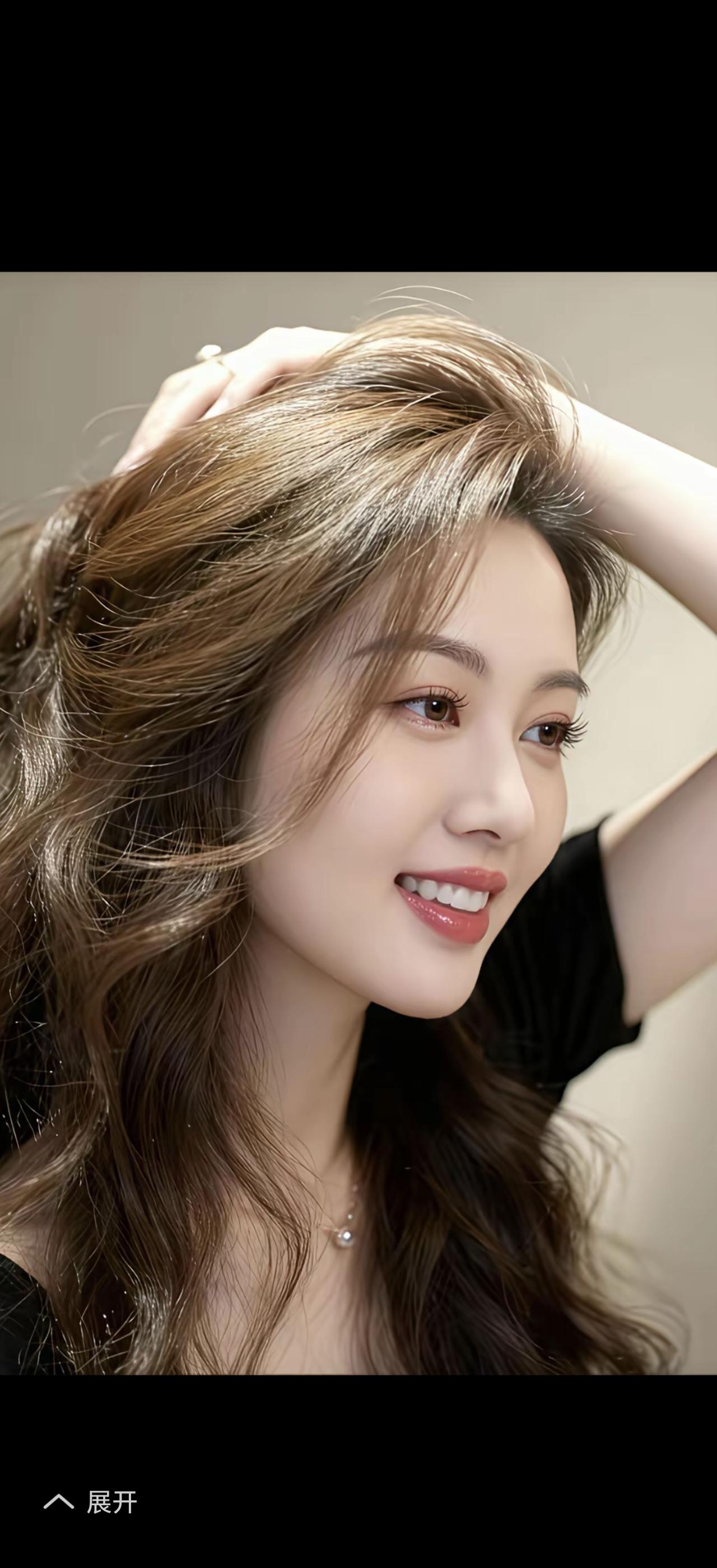 温柔甜美的发丝，自然卷曲，散发着青春的气息。