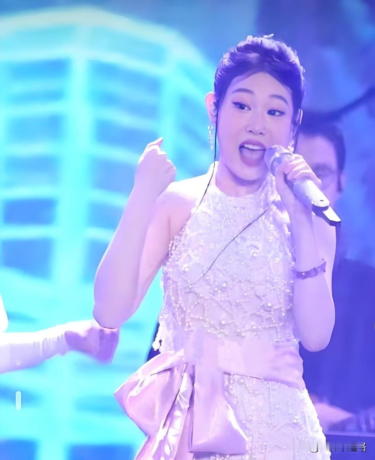 我问我妈：为啥沈佳润唱跑调了，大家还这么包容？我妈放下手机，想了想：你看她爸