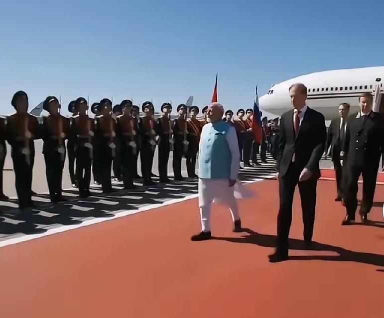 俄乌这三年多，他们到底谁帮了谁，从接机就已经看出来了。2024年莫总访问俄罗斯