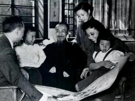 留心看看，这是钱学森家的一张生活照，不知道拍摄于何年，但是家庭氛围很感染人。钱