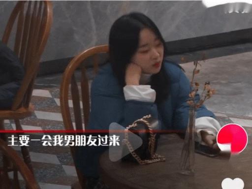 宝妈在餐厅掀起衣服喂母乳，隔壁桌女生看到后怒骂：“你这样太不文明了，等下我男朋友
