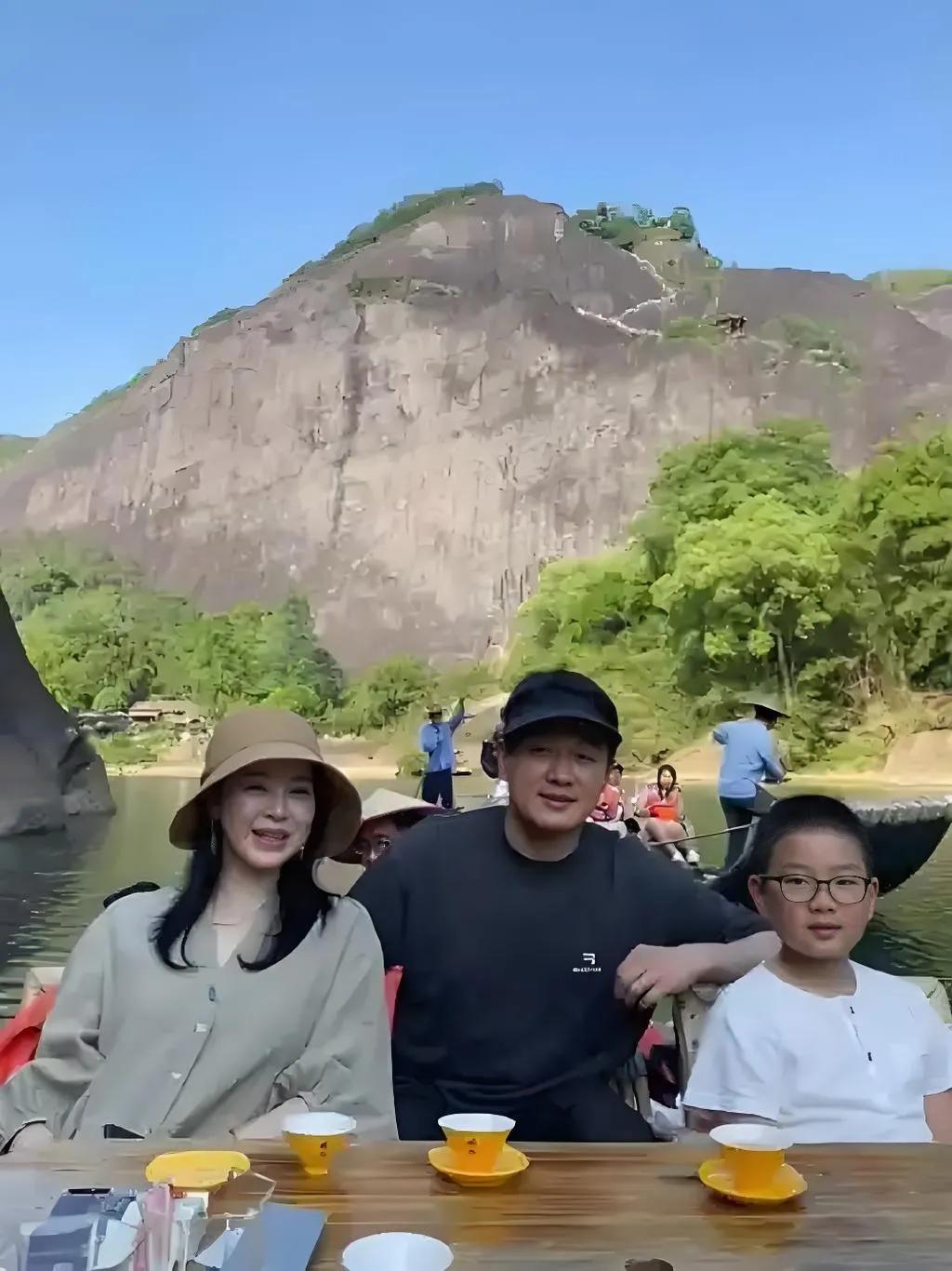 2025年8月12日，佟大为携妻儿现身山西大同云冈石窟，全家着休闲装低调游览。4