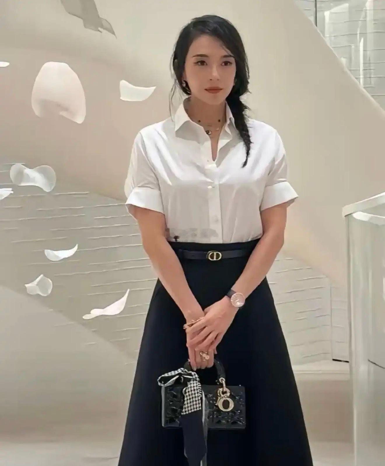章子怡离婚后更嫩了，看着二十出头的小姑娘