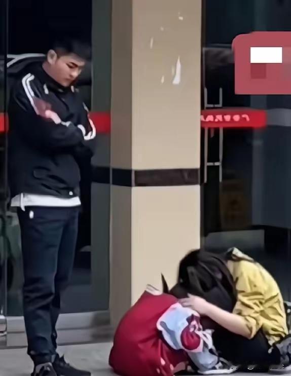 刚刚从民政局办完离婚的小夫妻俩，女子抱着孩子痛哭流涕，告诉女儿从今以后她父亲不在