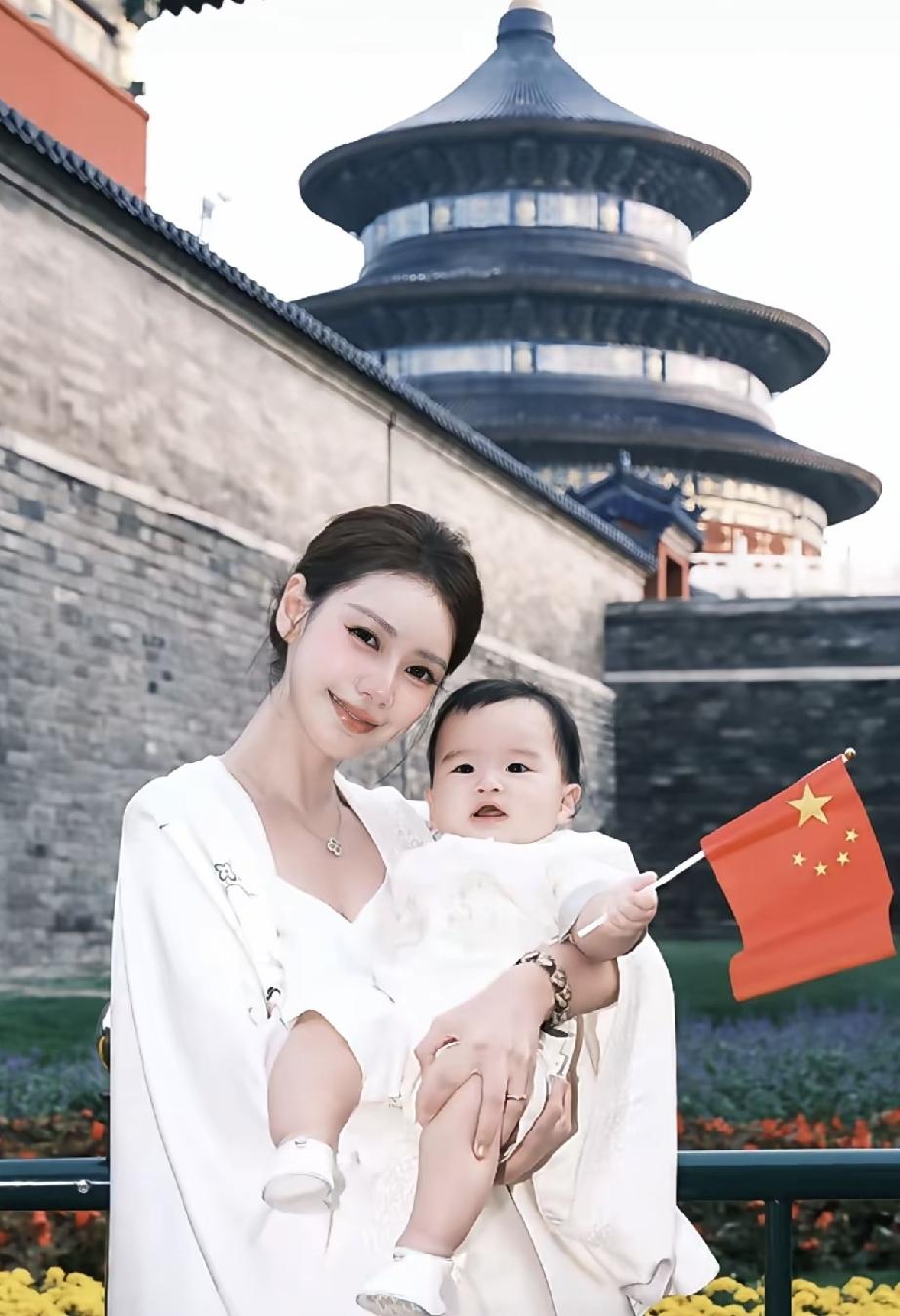马筱梅的发型典雅大方，平添几分熟女韵味儿和阔太范儿。抱着汪宝儿的马筱梅母爱满满