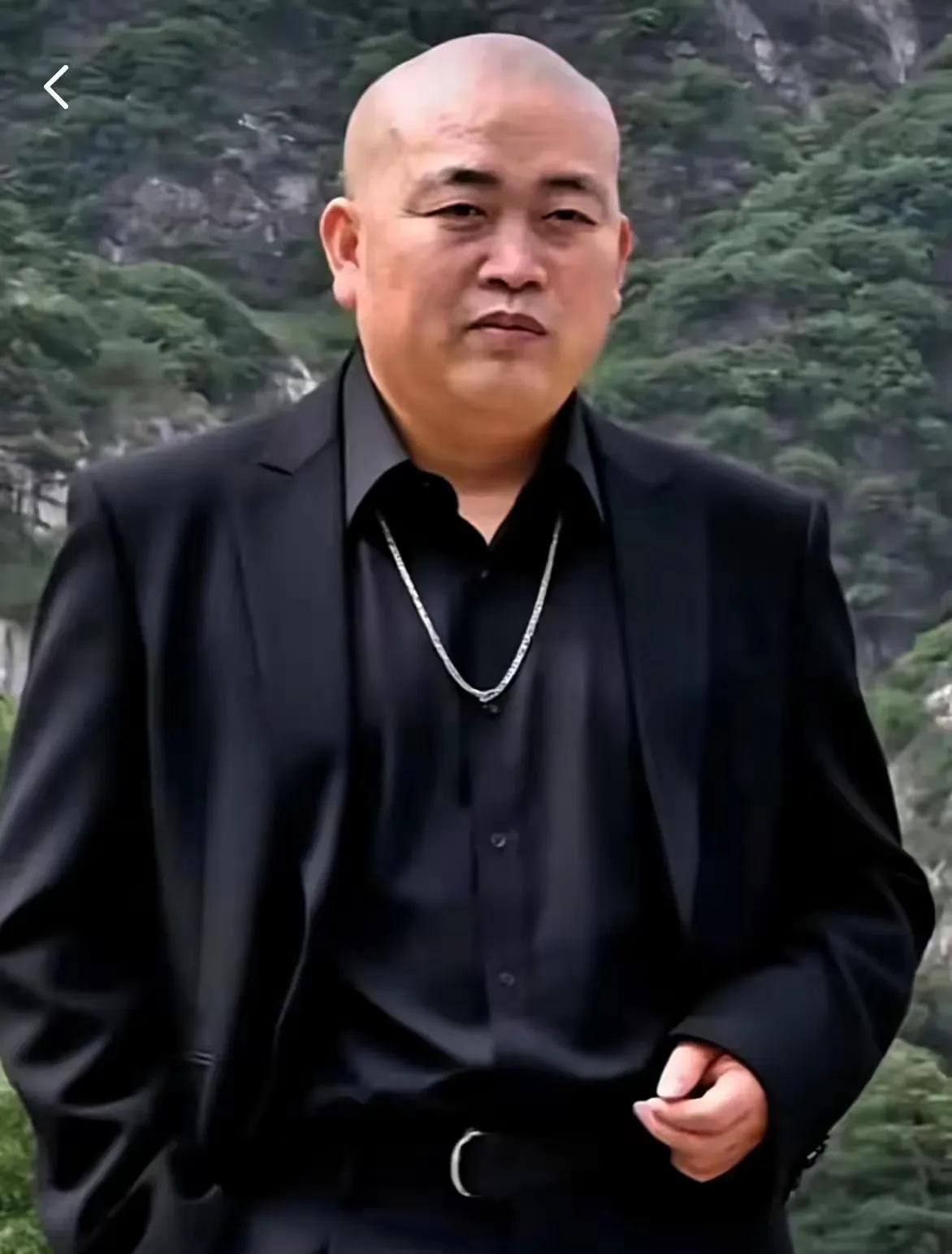 穿上袈裟像商人脱去袈裟像黑社会怎么也不像“佛门”中人如果少林寺为了赚钱还