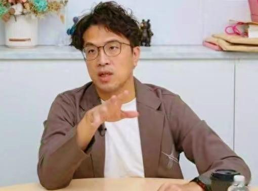 台北市长选战爆出耐人寻味的一幕，沈伯洋早年直播自曝的中学往事被翻出来。这段视频源