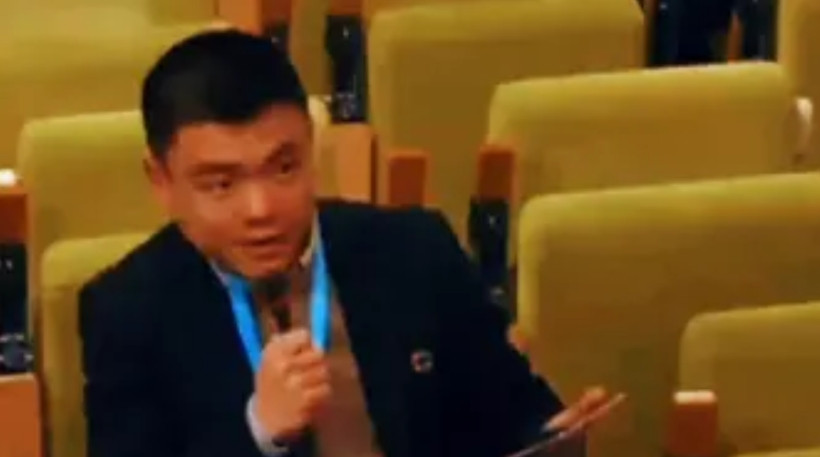 直到看到美国副总统万斯，用侮辱性的词汇形容中国人，而中国记者徐德志在联合国直接播