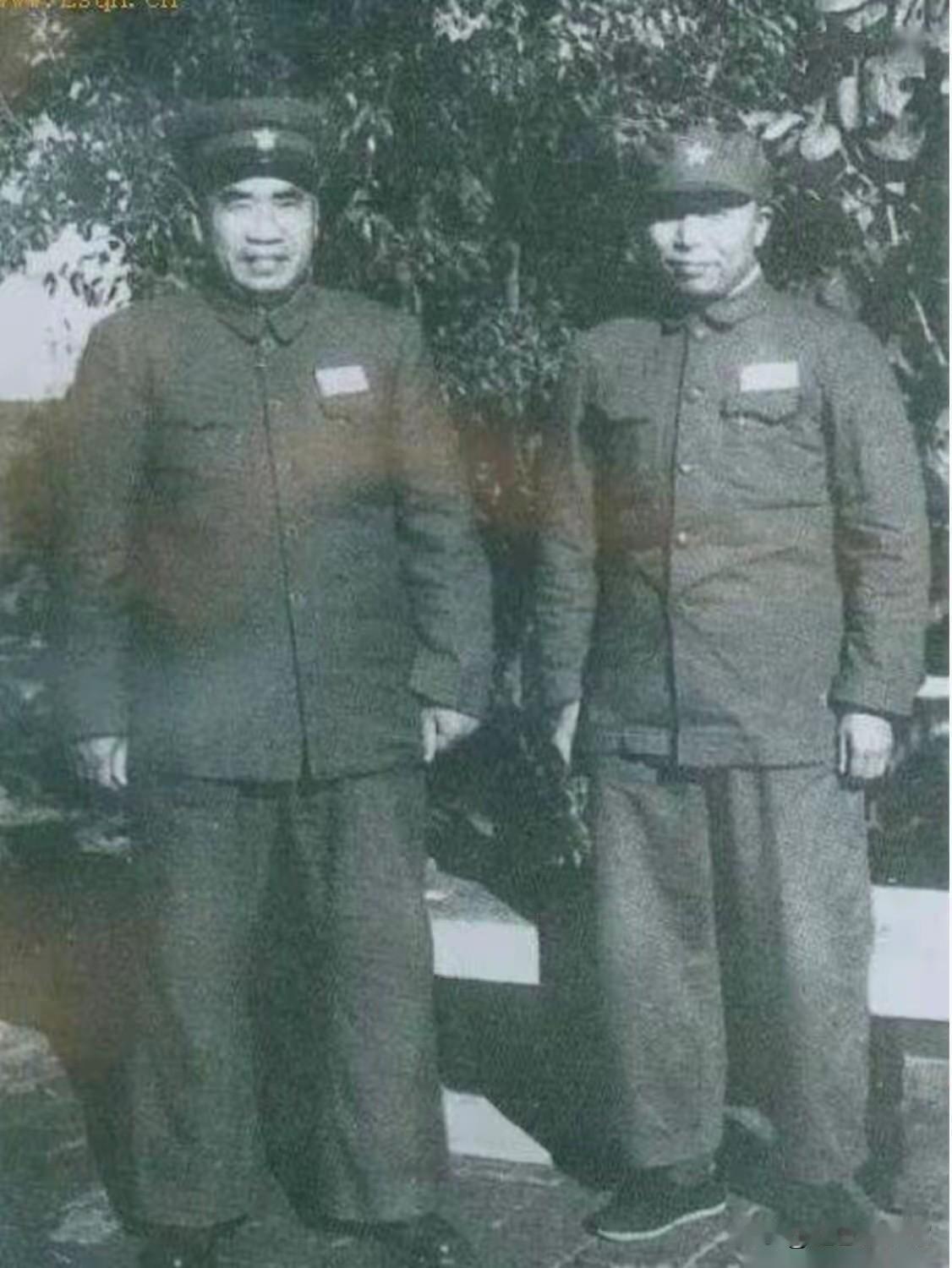 左侧为朱德元帅，右侧是开国上将宋时轮。1950年朱德赴曲阜视察即将入朝的第九兵团