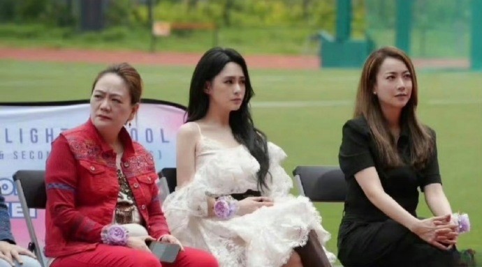 44岁的阿娇，面部折叠度也太厉害啦！在强光下面，她的眉骨就跟自带遮阳效果似的，简