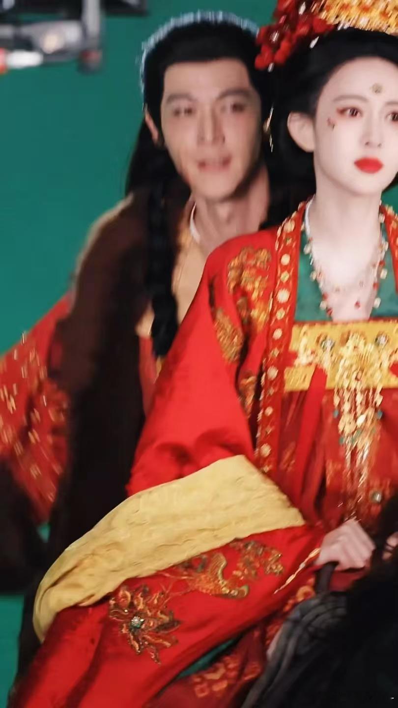 唐晓天尚公主路透这个妆造乍一眼看上去让人想骂，给好好的帅哥整的黑乎乎的。但是唐晓