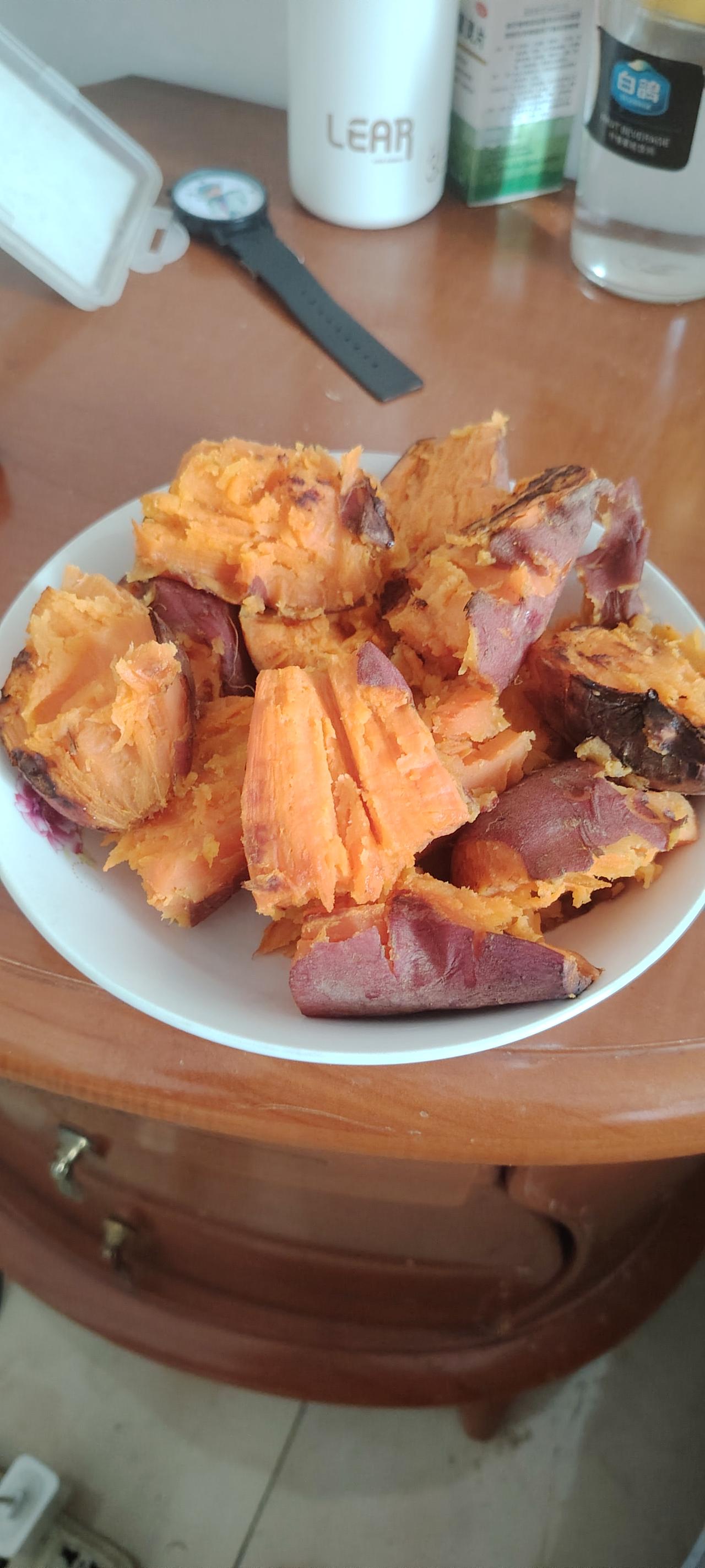 电饭煲烤苕。不错，就是烤，不放一滴水，直接切成厚块，贴在电饭煲内胆的四周，按下煮