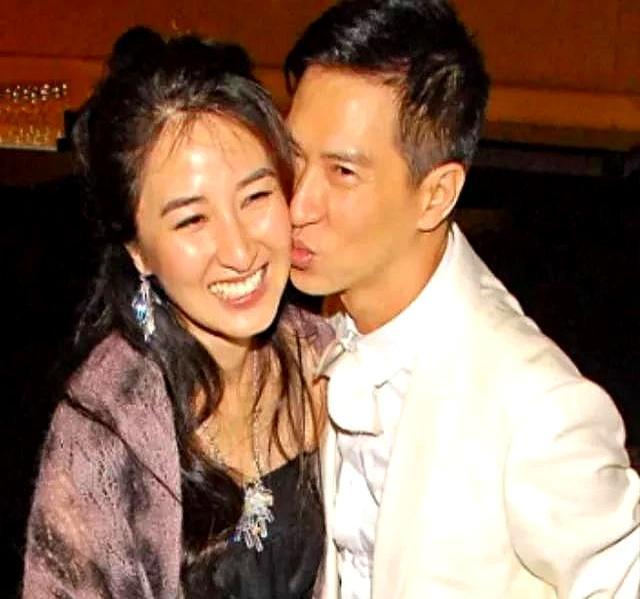 他冲进关咏荷家浴室，水还没擦干，一眼看见那间比自己整套出租屋还大的卫生间，转身就